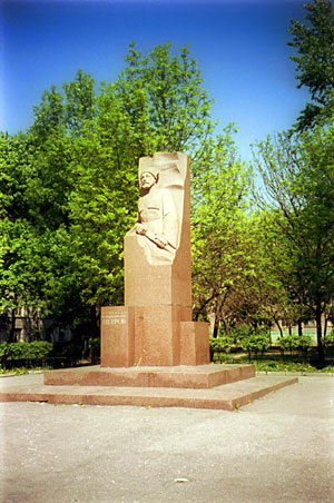 Это Памятник Г.К.Петрову